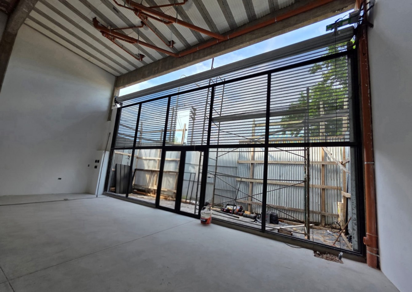 Importante local sobre Avenida Calle Real al 1500 en Merlo