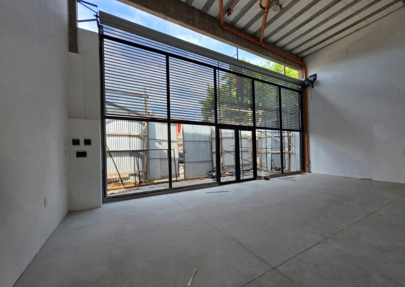 Importante local sobre Avenida Calle Real al 1500 en Merlo