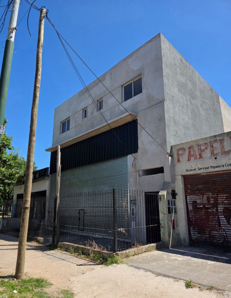 Importante local sobre Avenida Calle Real al 1500 en Merlo
