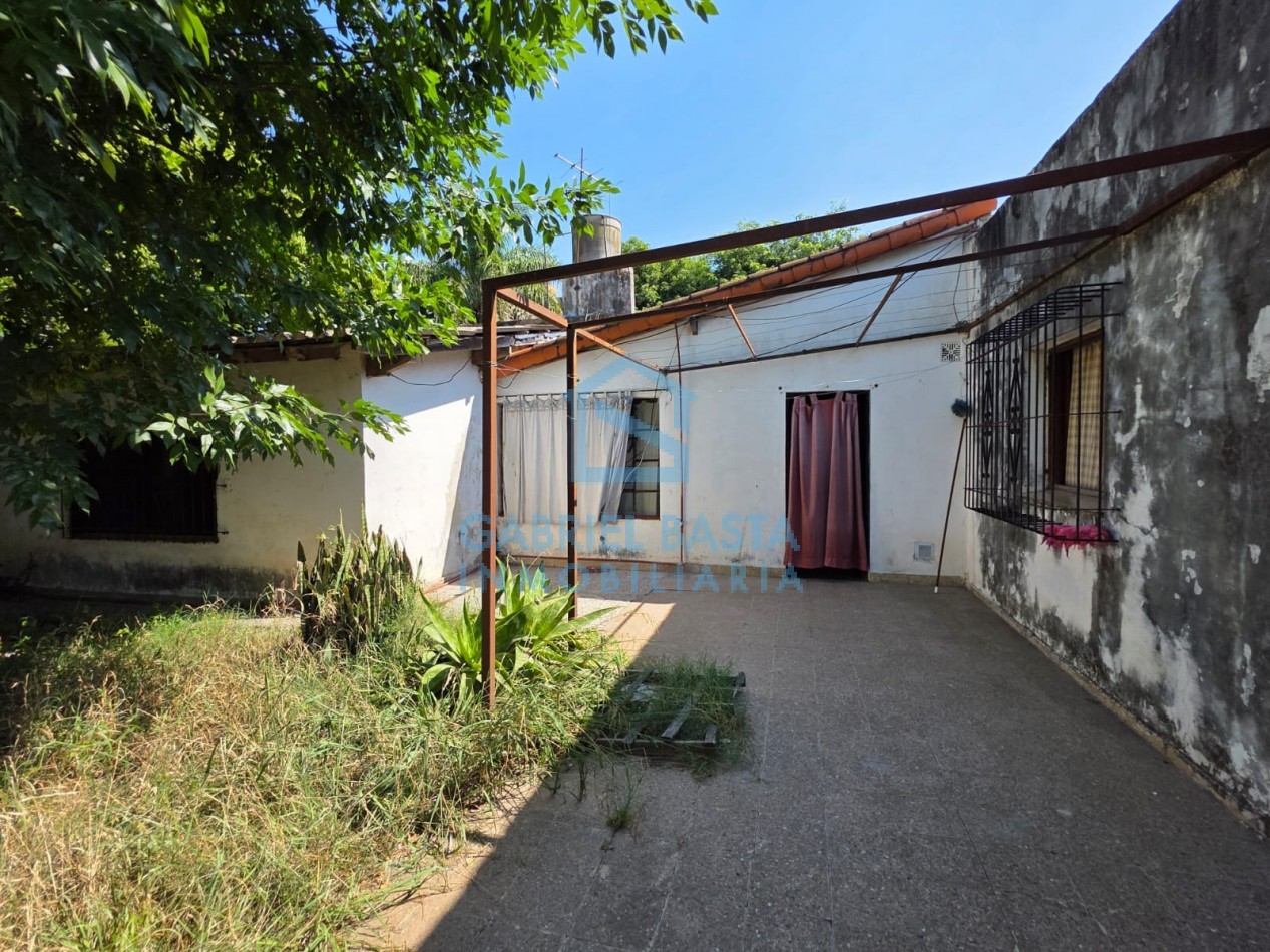 Casa con dependencia en amplio terreno