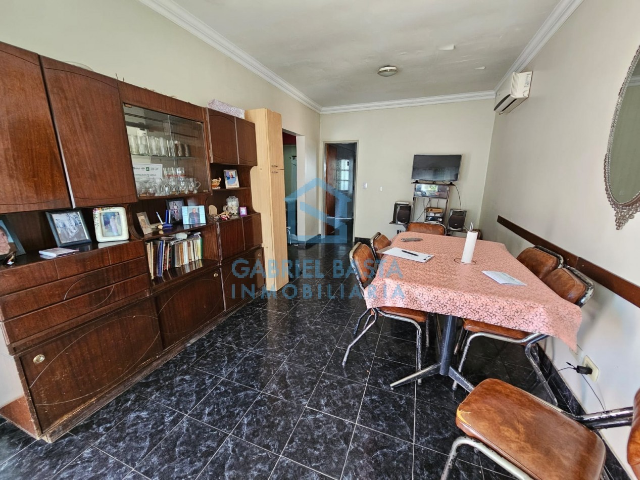 Casa con departamento al fondo
