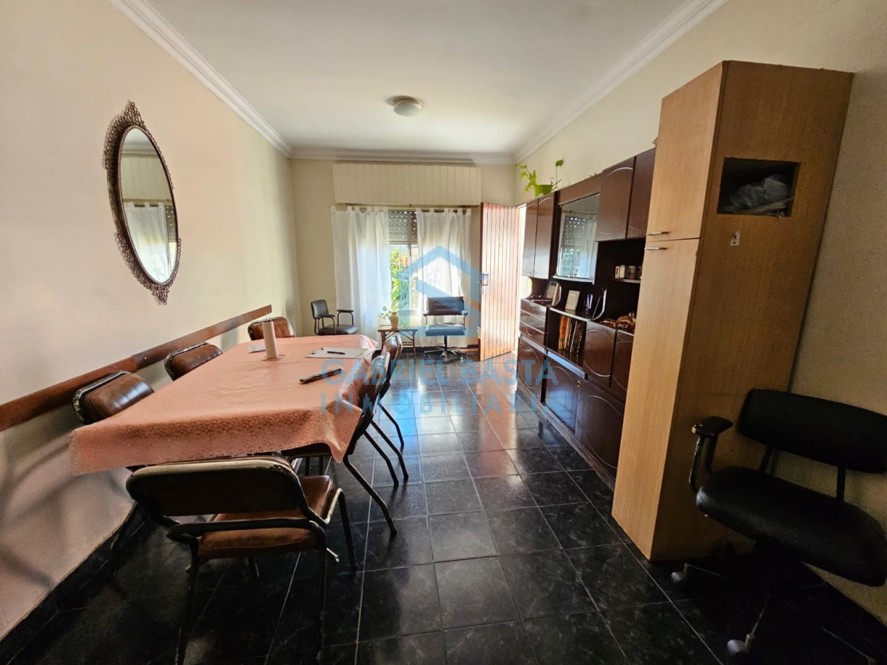 Casa con departamento al fondo