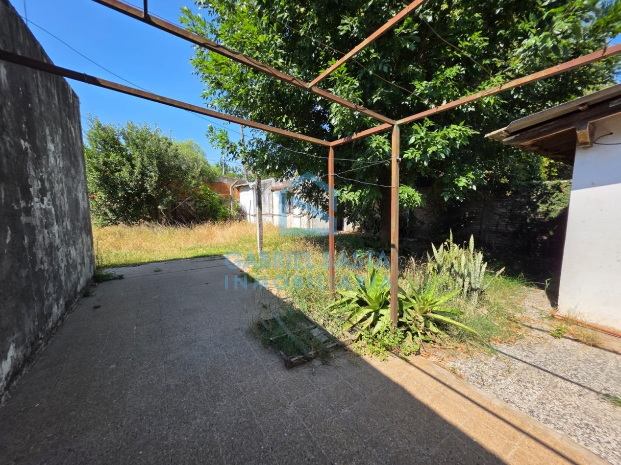 Casa con dependencia en amplio terreno