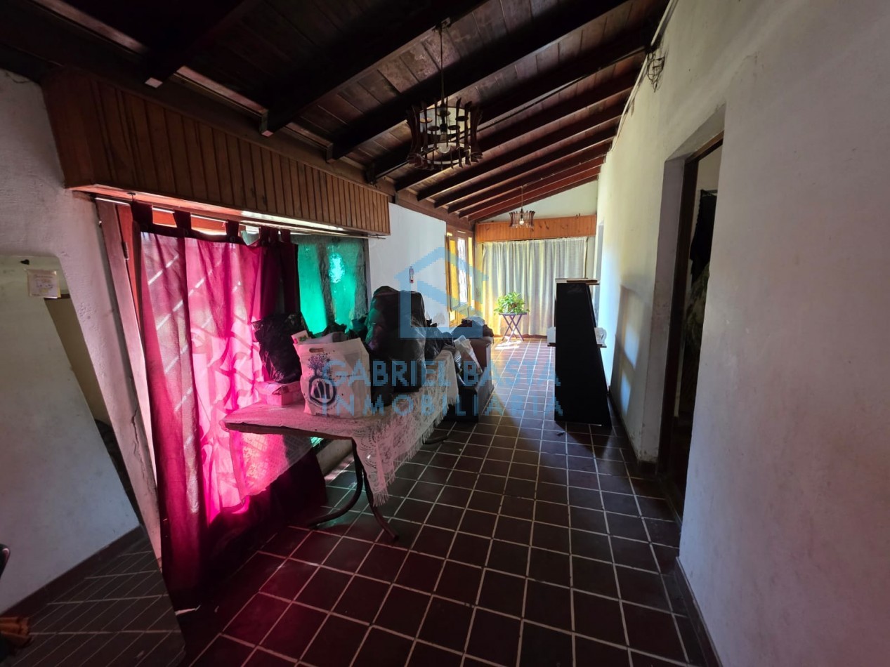 Casa con dependencia en amplio terreno