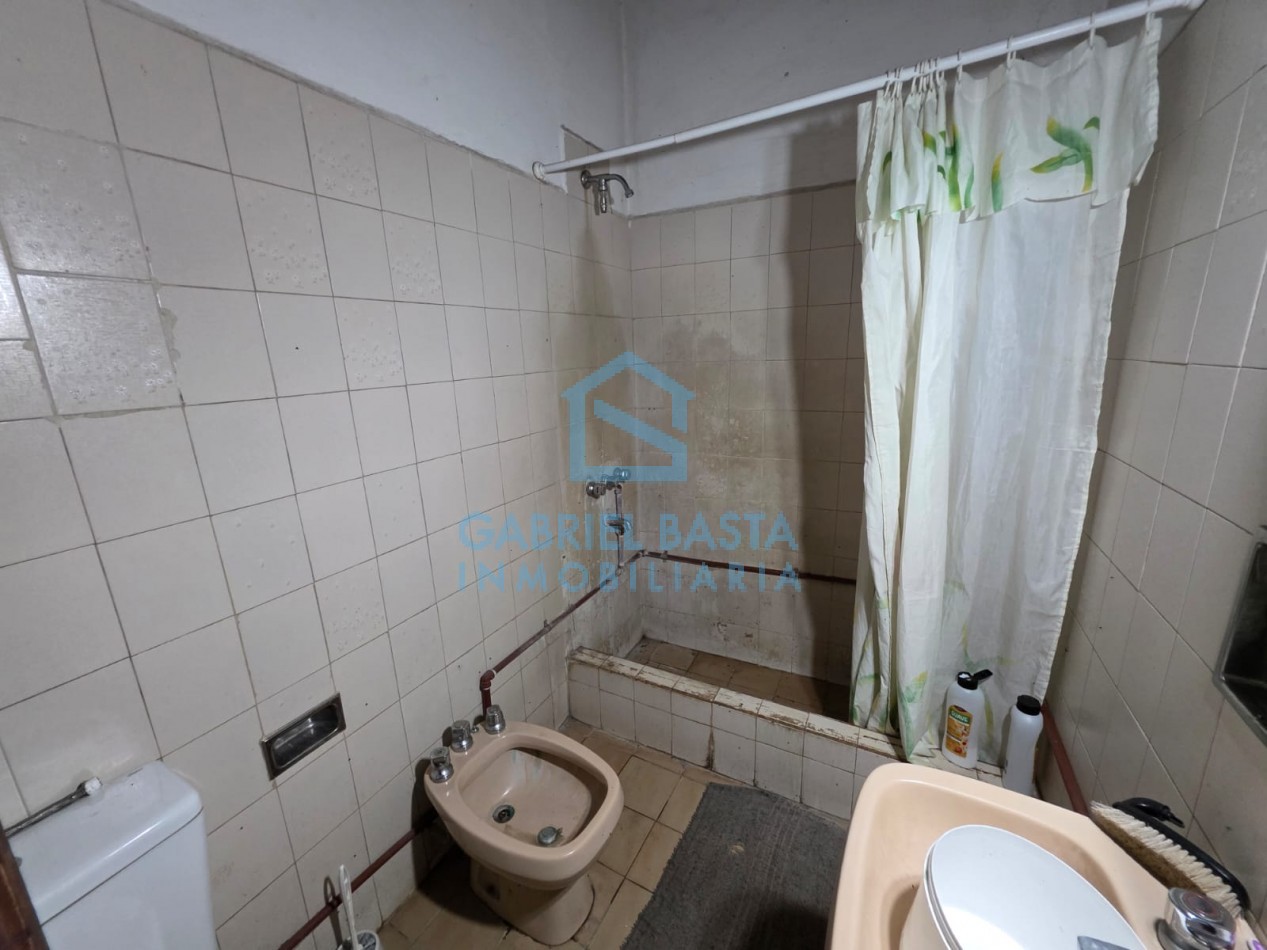 Casa con dependencia en amplio terreno