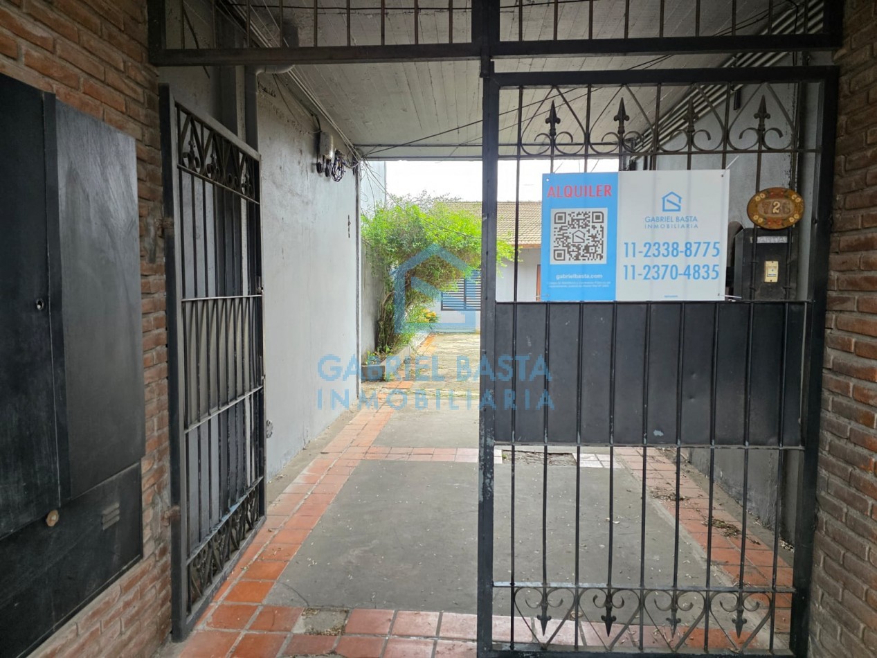 Departamento 2 ambientes con patio sobre Av Calle Real