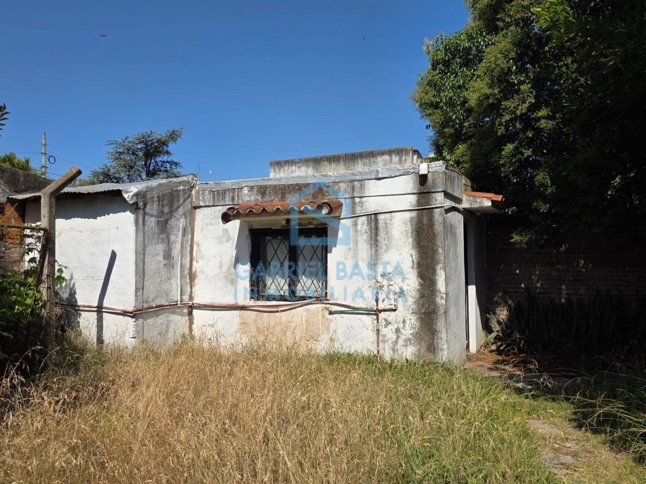 Casa con dependencia en amplio terreno