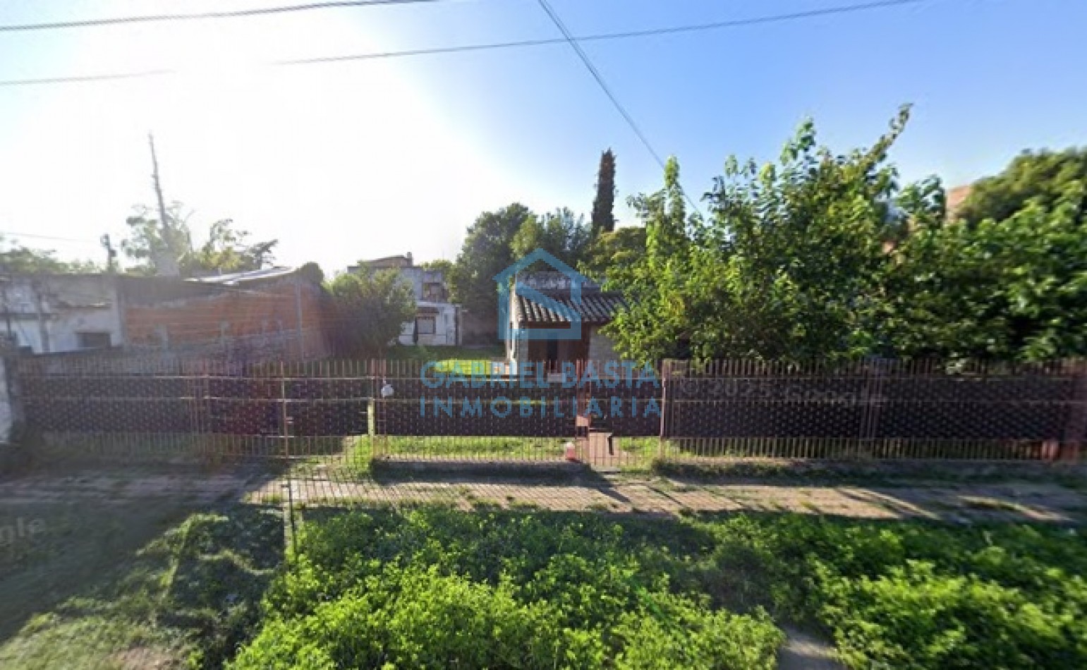 Casa con dependencia en amplio terreno