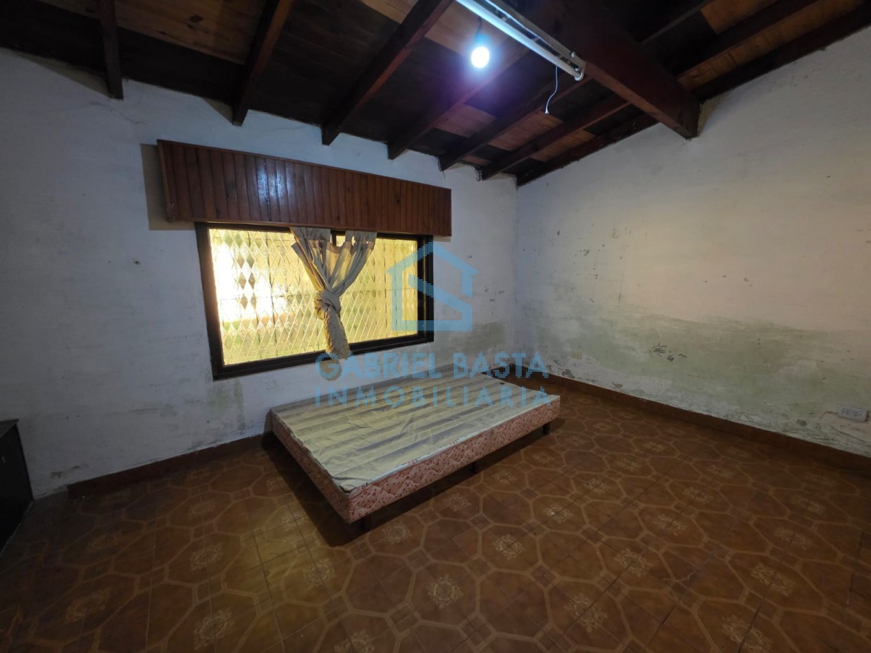 Casa con dependencia en amplio terreno