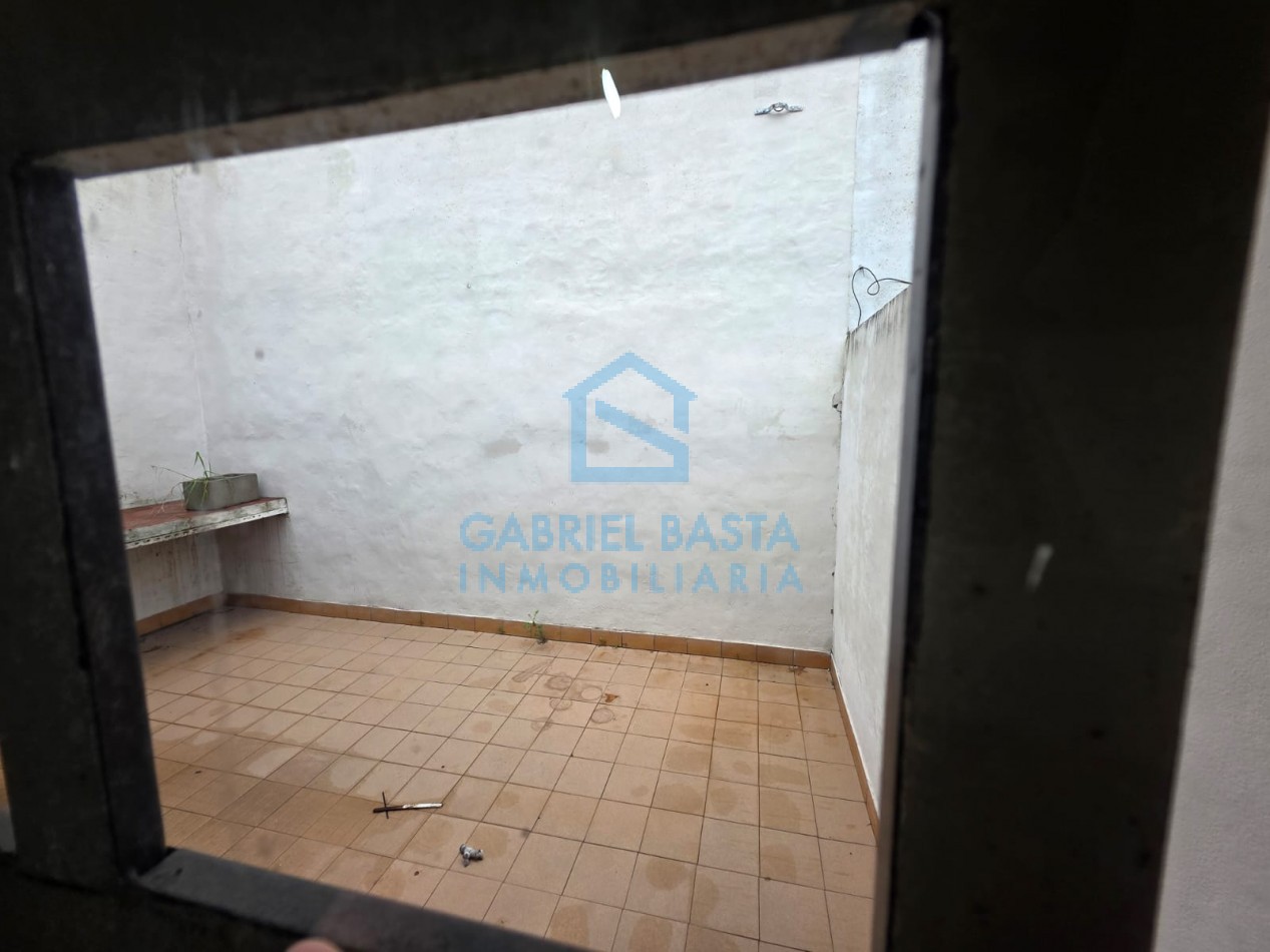 Departamento 2 ambientes con patio sobre Av Calle Real