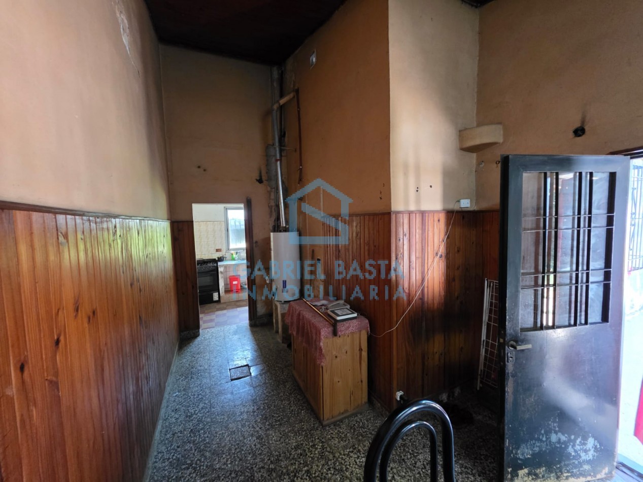 Casa con dependencia en amplio terreno