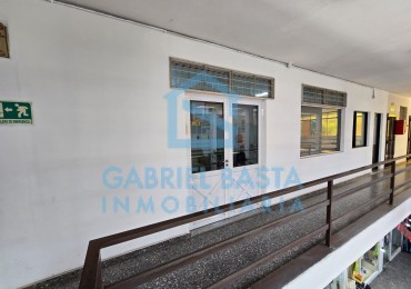 Oficina en Merlo centro sobre avenida